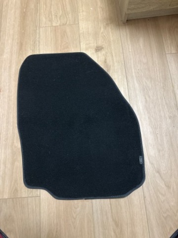 КОВРИК WELUROWY OD СТОРОНИ ПАСАЖИРА FORD FOCUS II 2003-2011 