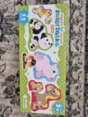 Czuczu.Rączka układa zwierzątka