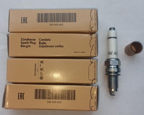 НОВЕ ОРИГІНАЛ СВІЧКИ ZAPLOНОВЕ 04E905602 VAG NGK SKODA VW SEAT AUDI 