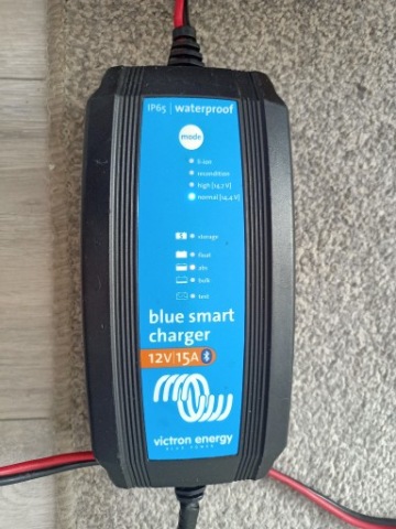 ЗАРЯДНИЙ ПРИСТРІЙ DO АКУМУЛЯТОРА - ЗАРЯДНИЙ ПРИСТРІЙ VICTRON BLUE SMART 12V 15A IP65 