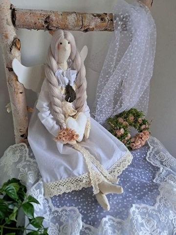 anioł stróż z piórkiem dzień Babci