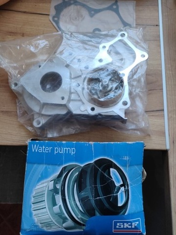 PUMP WATER SKF VKPC 91815 TOYOTA.  