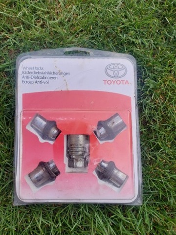 PUERCAS TORNILLOS ZABEZPIECZAJACE TOYOTA T27 AURIS  