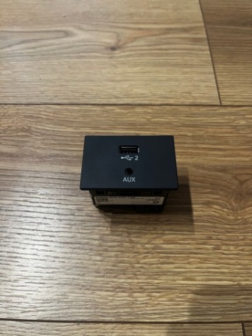 ГНІЗДО AUX USB AUDI VW SKODA 8V0035708 