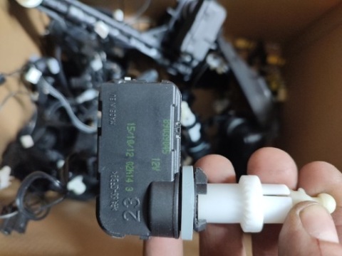 МОТОРЧИК ФАРЫ МЕХАНИЗМ РЕГУЛИРОВКИ КРЫШКА ФАРЫ FORD 89039045 