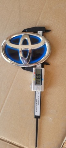 TOYOTA YARIS HYBRIS ЗНАЧОК ПЕРІД 130/90 