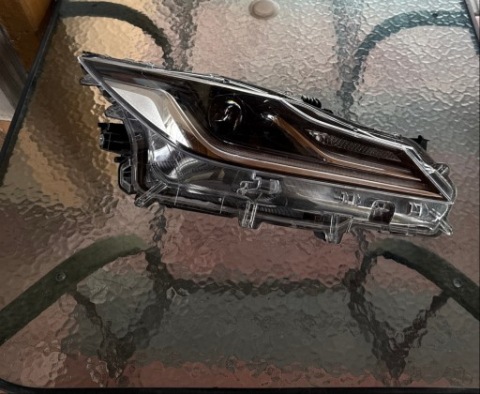 ФАРА ПРАВА ПОВНИЙ СВІТЛОДІОДНІ TOYOTA COROLLA E21 СЕДАН 81110-02T51-00 