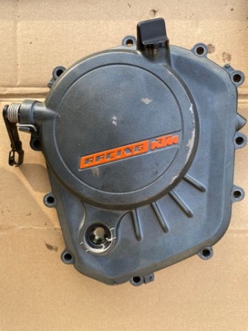 КРИШКА KTM DUKE 125 11-16R ПРАВА ЗЧЕПЛЕННЯ 