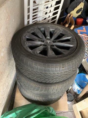 DISCWITH TESLA MODEL WITH 19” TIRES WINTER DUNLOP  