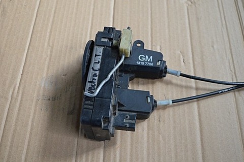 CERRADURA DE PUERTA IZQUIERPARA PARTE TRASERA PARA OPEL VECTRA C 2004 R.  