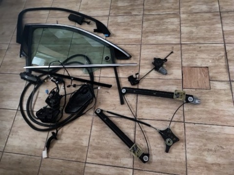 СКЛО ДВЕРІ ПРАВИЙ ПЕРІД AUDI Q3 2020R 83A 845202 