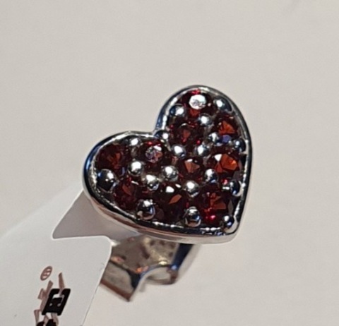 Bogato zdobione srebrne kolczyki z granatami - serca