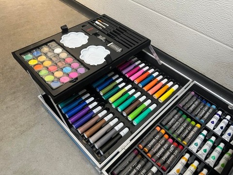 Duży zestaw artystyczny do malowania dla dziecka 145 elementów walizka