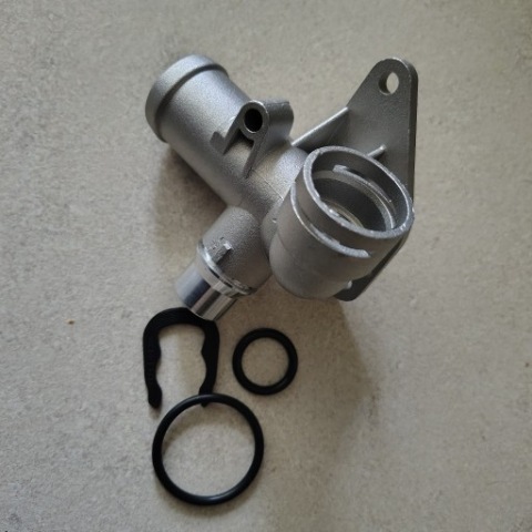 ФЛАНЕЦЬ ВОДИ A4 B6 B7 1.8T. ALUMINIOWY. 06B121132E 