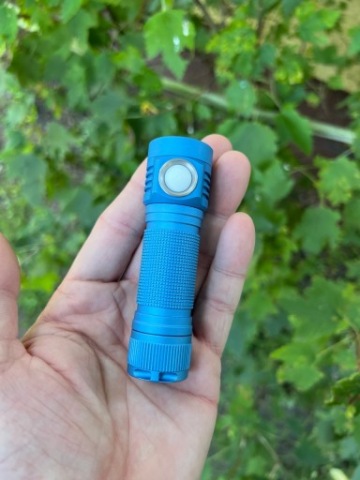 ЛІХТАРИК EMISAR D4V2 – NICHIA 219B TINT MIX 2700K/4500K НОВА ГОЛУБА 