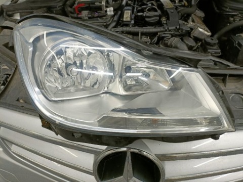 ФАРА ФАРА ПЕРЕДНІЙ ПРАВИЙ MERCEDES W204 A2048205059 
