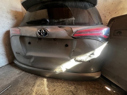 КРИШКА БАГАЖНИКА БАГАЖНИКА TOYOTA RAV4 2015-18, USZKODZONA, КОМПЛЕКТНА 