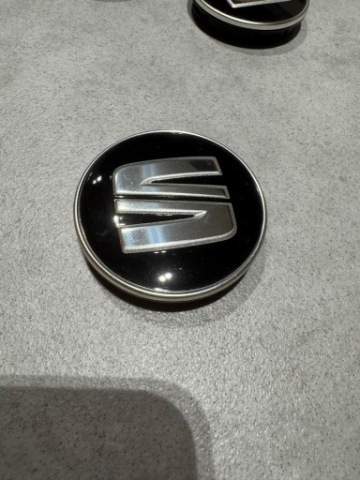 ЗНАЧОК SEAT NA FELGE 4 ШТУКИ 54MM 