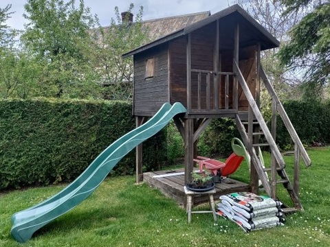 Drewniany domek do zabaw, piaskownica, zjeżdżalnia