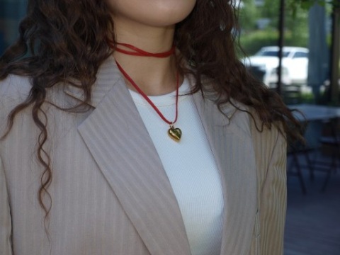 czerwony naszyjnik lub pasek ze stalowym złotym sercem