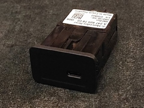 ЗАРЯДНИЙ ПРИСТРІЙ USB-C MERCEDES 
