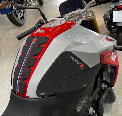 BMW F900R НАКЛЕЙКИ NA БАК GRIPY ТАНКПАДИ 