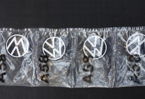 ОРИГІНАЛ КОВПАЧОК КОВПАК КОВПАЧОК ЗАГЛУШКА VW A58 10A601171 60MM CZARNO-BIALE 