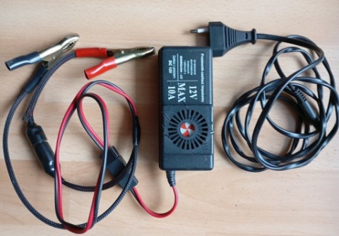 ЗАРЯДНИЙ ПРИСТРІЙ DETRONIK 12V МАКС 10A DO AKUMULATOROW АВТОМОБІЛЬНИХ I ZELOWYCH 