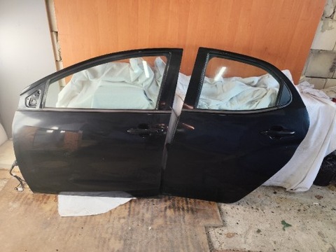 TOYOTA YARIS IV 4 DE PUERTA IZQUIERDA PARTE DELANTERA PARTE TRASERA NEGRAS 209  