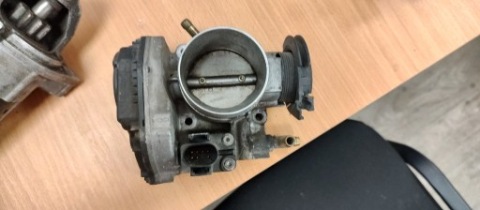 AUDI A3 8L 1.6 ДРОСЕЛЬНА ЗАСЛІНКА 06A133064J 