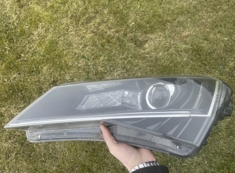 Lampa, reflektor przedni Skoda Superb 3 LEWA 