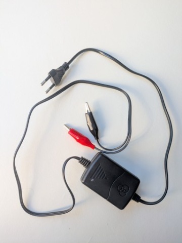 ЗАРЯДНОЕ ЗАРЯДНОЕ УСТРОЙСТВО 12V DO AKUMULATOROW ZELOWYCH I KWASOWYCH 
