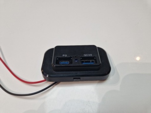 ЗАРЯДНИЙ ПРИСТРІЙ АВТОМОБІЛЬНА 12V -- PD3.0 TYPE-C (36W) & QC3.0 (18W), 12V 