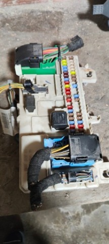 МОДУЛЬ ЗАПОБІЖНИКІВ СКРИНЯ CEM VOLVO C30 C70 S40 V50 2004-2012 8690722 