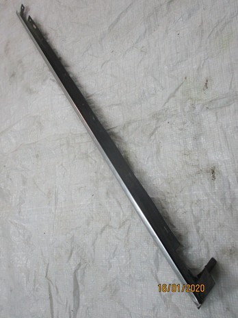 Уплотнитель скребка с полосой Audi A4 8D0853284