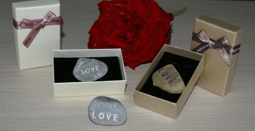 КАМЕНЬ с надписью LOVE + имена девушек.