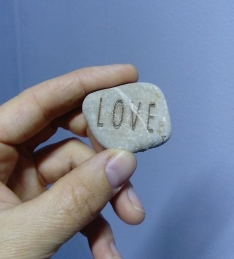 КАМЕНЬ с надписью LOVE + имена девушек.