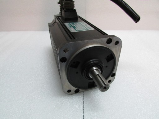 Серводвигатель YASKAWA USAMED-06M 0,6 кВт разные