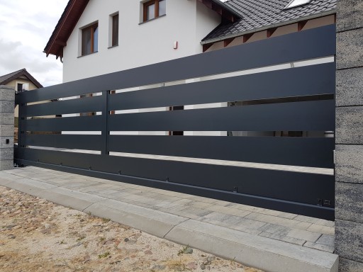 Brama przesuwna nowoczesna aluminiowa.
