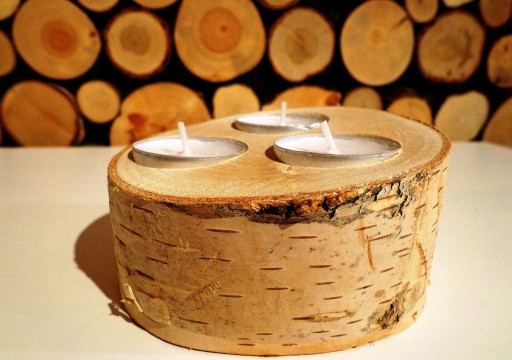 Высокий подсвечник из берёзы с деревянными ломтиками