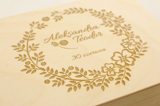 Шкатулка для обручальных колец с индивидуальной гравировкой из мха