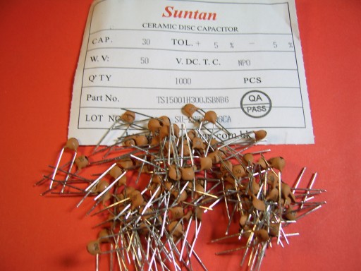 100x 30pF 50V 5% NP0 kond. ceramiczny THT Suntan