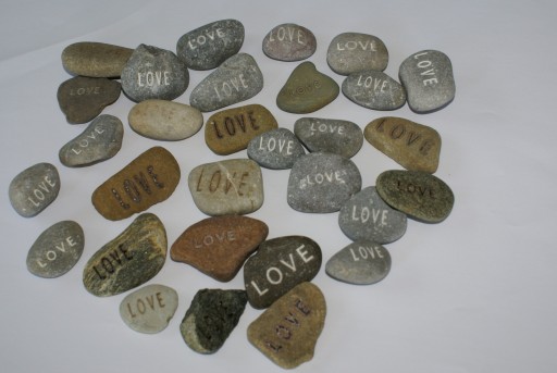 КАМЕНЬ с надписью LOVE + имена девушек.