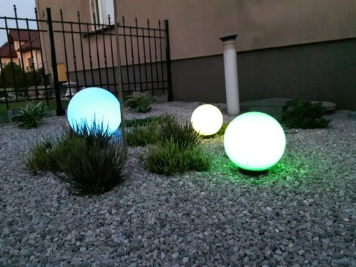 Небольшой набор садовых шаров со светодиодной подсветкой RGB и светящимся пультом дистанционного управления.