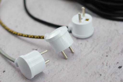 плоская вилка SLIM 230 В не выступает из розетки LOFT