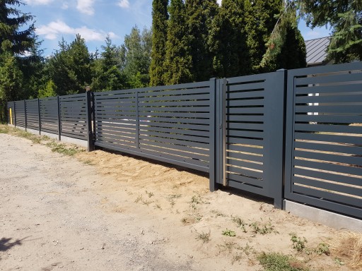 Brama przesuwna nowoczesna aluminiowa.