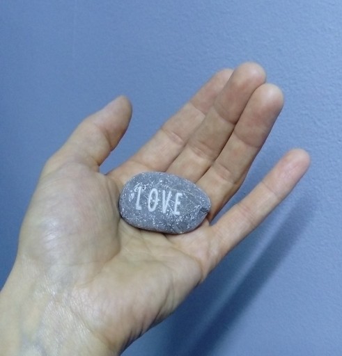 КАМЕНЬ с надписью LOVE + имена девушек.