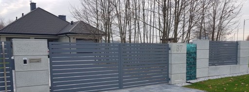 Гладкий архитектурный забор из бетонных блоков