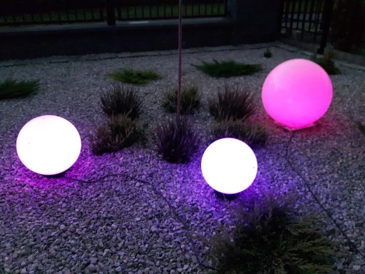 Небольшой набор садовых шаров со светодиодной подсветкой RGB и светящимся пультом дистанционного управления.