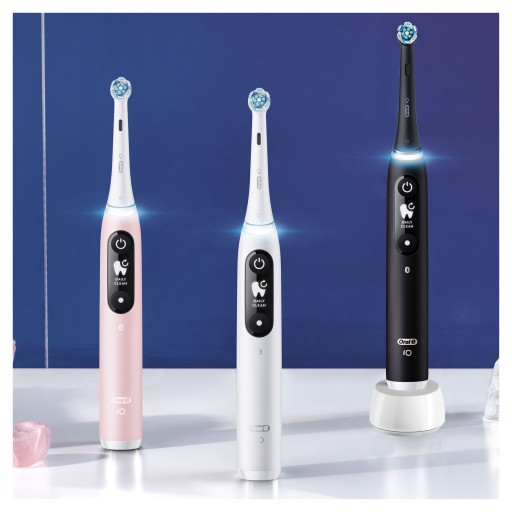 ORAL-B iO 6 Черная магнитная зубная щетка